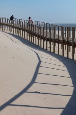 Praia Vehla, Paredao Barra plajındaki ahşap yol. Aveiro, Portekiz. kum tepeleri
