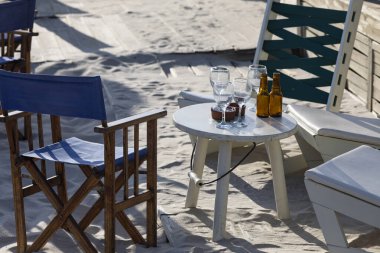 Plaj terası, kum, plaj, kafe, yaz, dekorasyon, sandalyeler, ahşap, beyaz ahşap, yönetmen koltuğu, beyaz masa, dinlenme, dinlenme, tatil,
