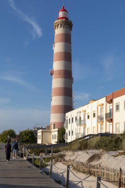 Aveiro deniz feneri ve Barra sahilindeki kum tepeleri. Aveiro, Portekiz