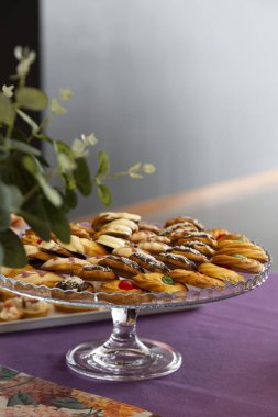 Çay bisküvili cam tepsi ve çiçekli renkli masa örtüsü, ortanca, çay zamanı.