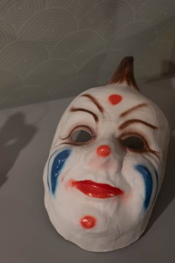 Karnaval maskesi, Galiçya 'dan palyaço suratlı eski bez maske. Mugae, Museo do Entroido de Galicia, Xinzo de Limia.