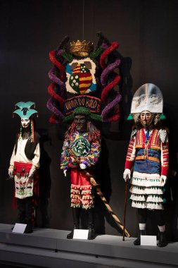 Geleneksel Galiçya karnaval karakterleri ve maskeleriyle Xinzo de Limia Karnaval Müzesi 'nin salonu. Mugae. Vergalleiro, Boteiro, Peliqueiro