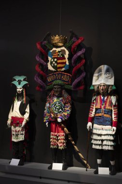 Geleneksel Galiçya karnaval karakterleri ve maskeleriyle Xinzo de Limia Karnaval Müzesi 'nin salonu. Mugae. Vergalleiro, Boteiro, Peliqueiro