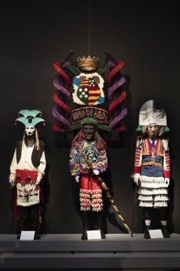 Geleneksel Galiçya karnaval karakterleri ve maskeleriyle Xinzo de Limia Karnaval Müzesi 'nin salonu. Mugae. Vergalleiro, Boteiro, Peliqueiro