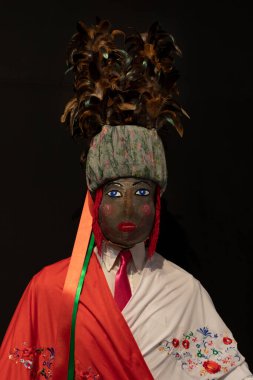 Geleneksel Galiçya karnaval karakterleri ve maskeleriyle Xinzo de Limia Karnaval Müzesi 'nin salonu. Mugae!