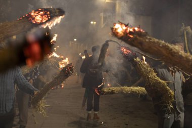 Xinzo de Limia 'da Meco' nun geçit töreni ve asılması. Fener alayı Xinzo de Limia karnavalında. Galiçya Karnavalı. Alevli saman meşaleleri