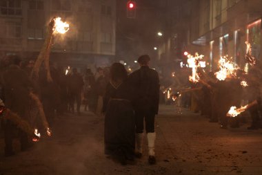 Xinzo de Limia 'da Meco' nun geçit töreni ve asılması. Fener alayı Xinzo de Limia karnavalında. Galiçya Karnavalı. Alevli saman meşaleleri