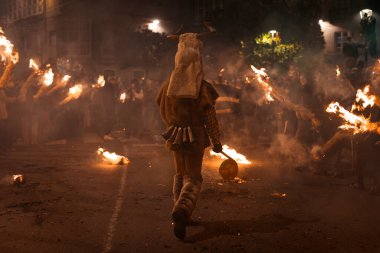 Xinzo de Limia 'da Meco' nun geçit töreni ve asılması. Fener alayı Xinzo de Limia karnavalında. Galiçya Karnavalı. Alevli saman meşaleleri