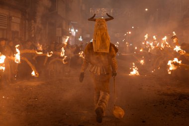 Xinzo de Limia 'da Meco' nun geçit töreni ve asılması. Fener alayı Xinzo de Limia karnavalında. Galiçya Karnavalı. Alevli saman meşaleleri
