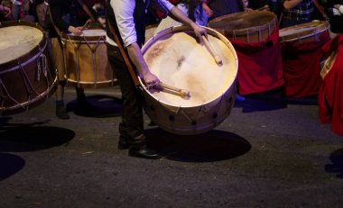 Veiga 'nın Folion' u davullarını Xinzo de Limia karnavalında çalıyor. Galiçya karnavalında davul çalan Karnaval Folion