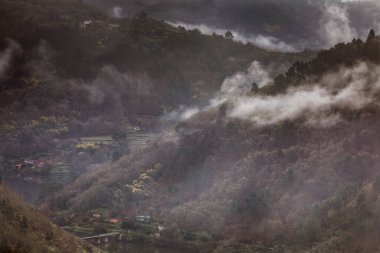 Chantada 'daki Minho nehri üzerindeki Atlar ve Portotide köprüsü