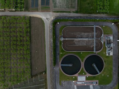 Cambados Galiçya 'nın kırsal kesimindeki bir atık su arıtma tesisinin havadan görünüşü