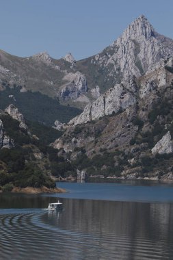 Bir turist teknesi Leon 'daki Rianho rezervuarında tura çıkıyor..