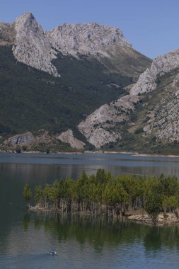 Turistler Leon 'daki Rianho rezervuarının adalarına kano ile gidiyorlar..