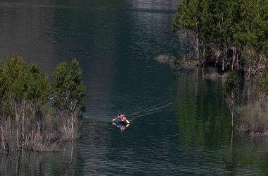 Turistler Leon 'daki Rianho rezervuarının adalarına kano ile gidiyorlar..