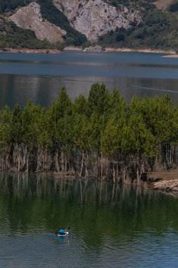 Turistler Leon 'daki Rianho rezervuarının adalarına kano ile gidiyorlar..