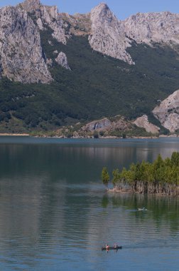 Turistler Leon 'daki Rianho rezervuarının adalarına kano ile gidiyorlar..
