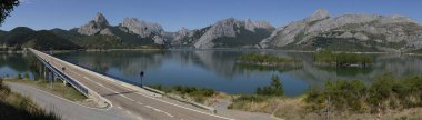 Rianho rezervuarı ve dağlarının panoramik manzarası, Leon.