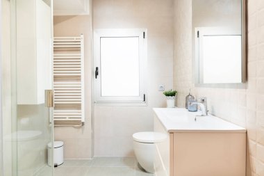 Alüminyum pencereli ve kiremitli banyo, beyaz havlu askısı, dekorasyon