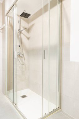 İnce beyaz duş tepsisiyle alüminyum köşe duşu, kare duş başlığı, banyo, duş perdesi.