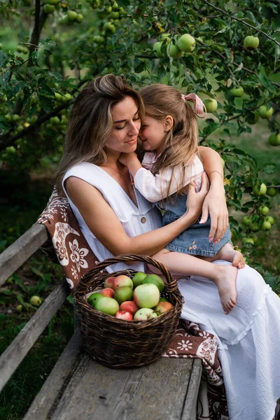 Giovane Bella Madre Abbraccia Sua Piccola Figlia Seduta Una Panchina — Foto Stock