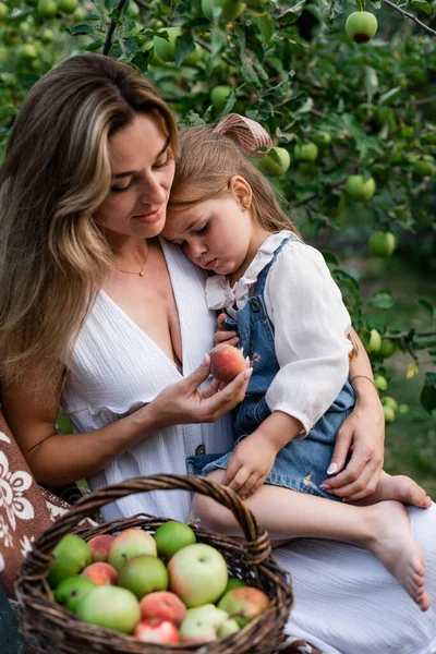 Een Jonge Moeder Met Lang Recht Haar Zit Met Haar — Stockfoto