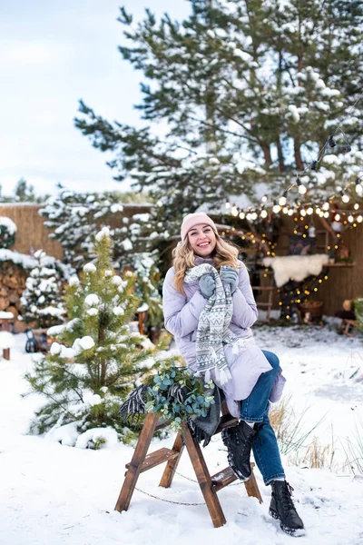 Uma Jovem Sorridente Feliz Está Sentada Uma Escada Madeira Neve — Fotografia de Stock