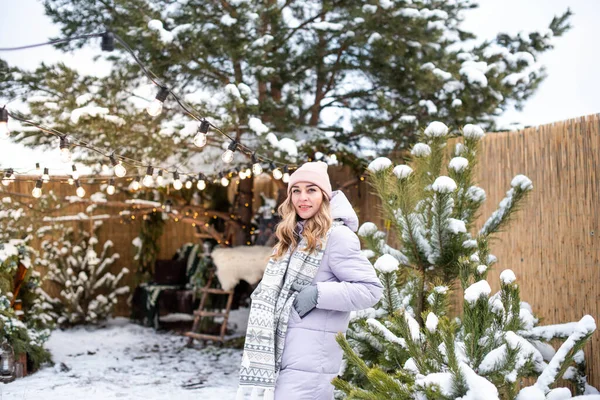 Jong Mooi Meisje Buiten Winter Tussen Pijnbomen — Stockfoto