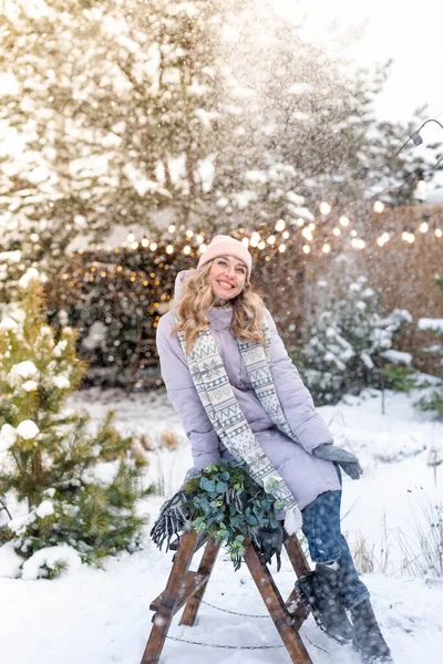 Mladá Šťastná Dívka Mezi Sněhové Vločky Dřevěném Žebříku Venku Pozadí — Stock fotografie