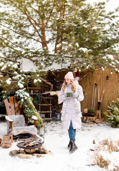 Uśmiechnięta Piękna Dziewczyna Pije Zimą Herbatę Przy Ognisku Podwórku — Zdjęcie stockowe