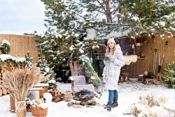 Uśmiechnięta Piękna Dziewczyna Pije Zimą Herbatę Przy Ognisku Podwórku — Zdjęcie stockowe
