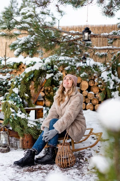 Roztomilá Dívka Lehkém Kožichu Sedí Saních Pod Borovicí Sněhu — Stock fotografie