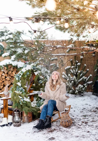 Słodka Dziewczyna Jasnym Futrze Siedzi Saniach Pod Sosną Śniegu — Zdjęcie stockowe
