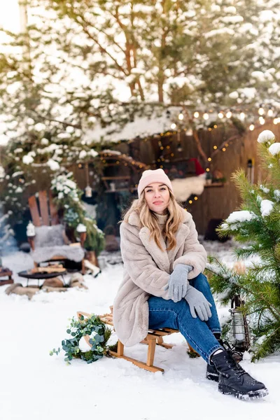 Krásná Žena Lehkém Kožichu Sedí Saních Dvoře Sněhu — Stock fotografie