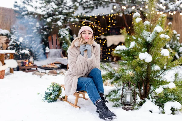 Piękna Kobieta Jasnym Futrze Siedzi Saniach Podwórku Śniegu — Zdjęcie stockowe