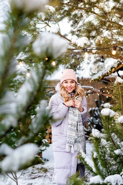 Zimowy Portret Młodej Ładnej Dziewczyny Wśród Gałęzi Sosny Zewnątrz — Zdjęcie stockowe