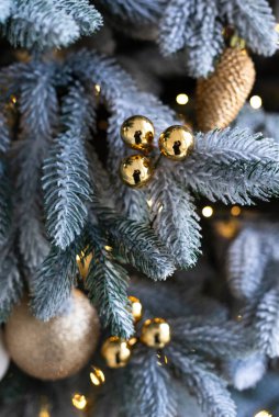 Noel ağacı arkaplanı ve altın süslemeli Noel süslemeleri. Mutlu yıllar ve Xmas