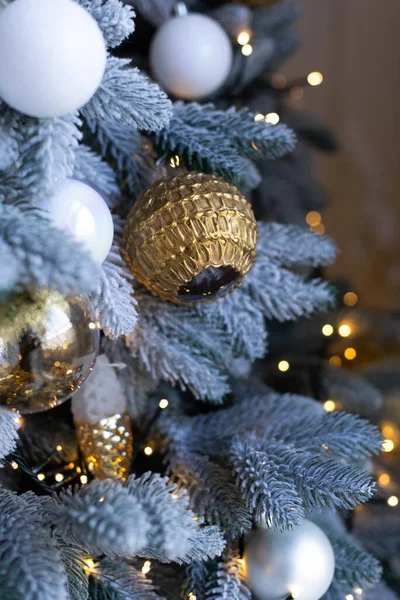 Noel ağacı arkaplanı ve altın süslemeli Noel süslemeleri. Mutlu yıllar ve Xmas