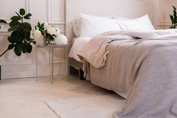 Yatak Odasının Içi Açık Renkli Komodinli Çiçekli — Stok fotoğraf
