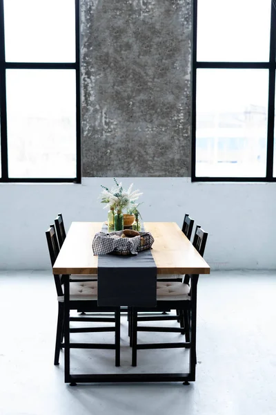 Köksbordet Med Stolar Dekorerat Med Vas Med Blommor Och Duk — Stockfoto