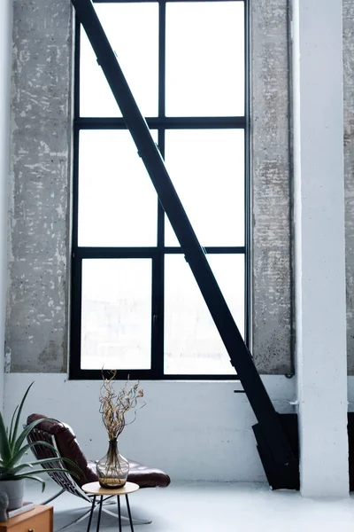 Geniş Pencereli Parlak Bir Oturma Odası — Stok fotoğraf