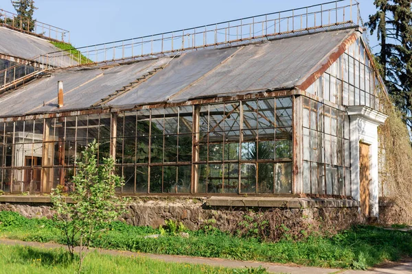 Das Alte Rostige Gewächshaus Mit Großen Glasfenstern — Stockfoto