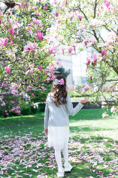 Een Schattig Klein Meisje Loopt Tussen Roze Magnolia Het Park — Stockfoto