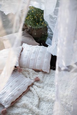 Bahçedeki çimlerin üzerinde gevşemek için beyaz yastıklar.