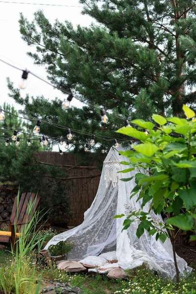 샹들리에와 이달려 정원에 소나무에 매달려 — 스톡 사진