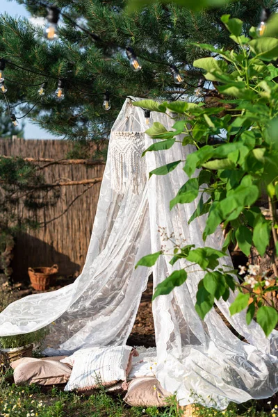 샹들리에와 이달려 정원에 소나무에 매달려 — 스톡 사진