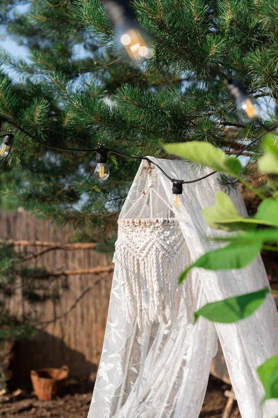Білий Сітчастий Навіс Люстрою Подушками Висить Соснового Дерева Саду — стокове фото