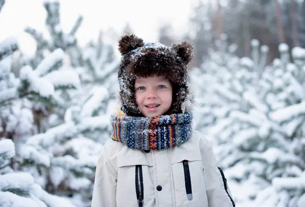 Retrato Niño Sombrero Piel Con Una Sonrisa Bosque Nevado Sobre — Foto de Stock
