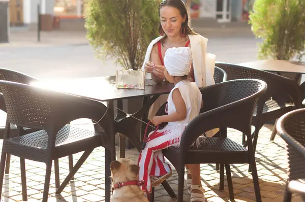 Una Bambina Seduta Con Sua Madre Caffè Sulla Terrazza Tempo Fotografia Stock