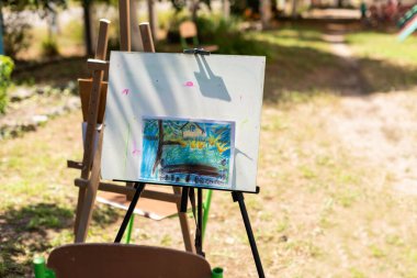 Bahçedeki sehpaya monte edilmiş bir çocuk resmi.